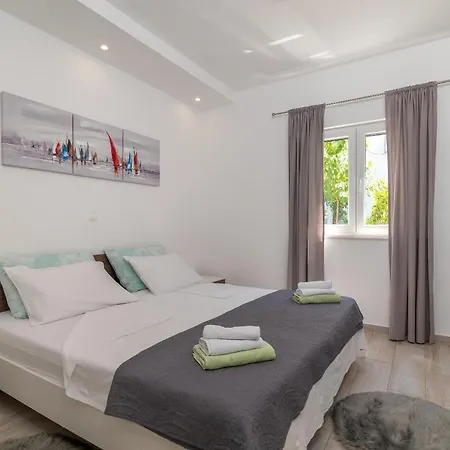 Apartment Ela *