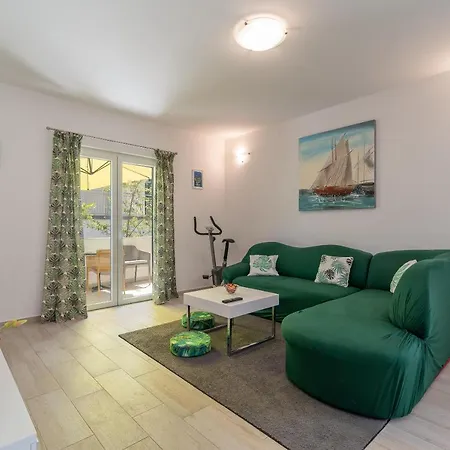 Ela Apartment *